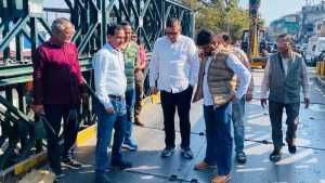 हल्द्वानी विधायक पुल का निरीक्षक करते हुए